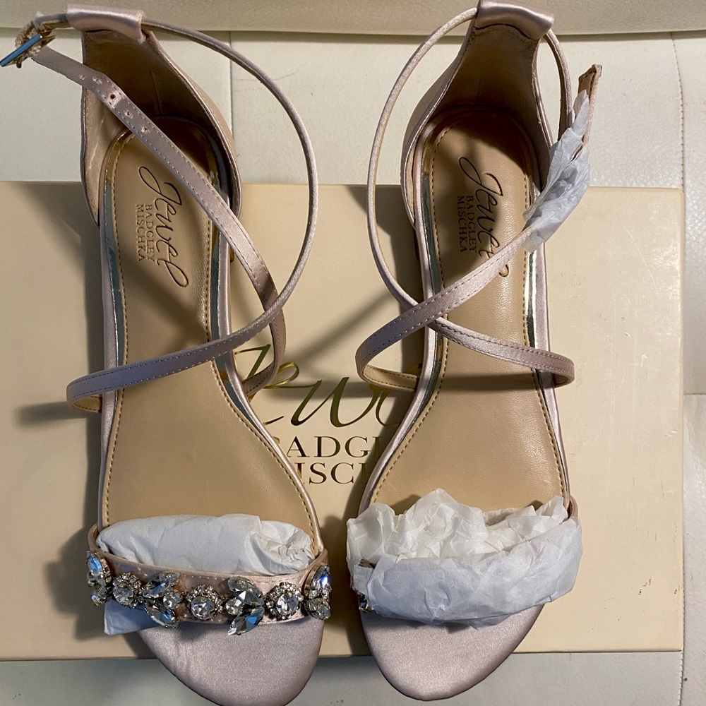 NEW Badgley Mischka Champagne x strap sandal with rhinestones size 6, wedding!
